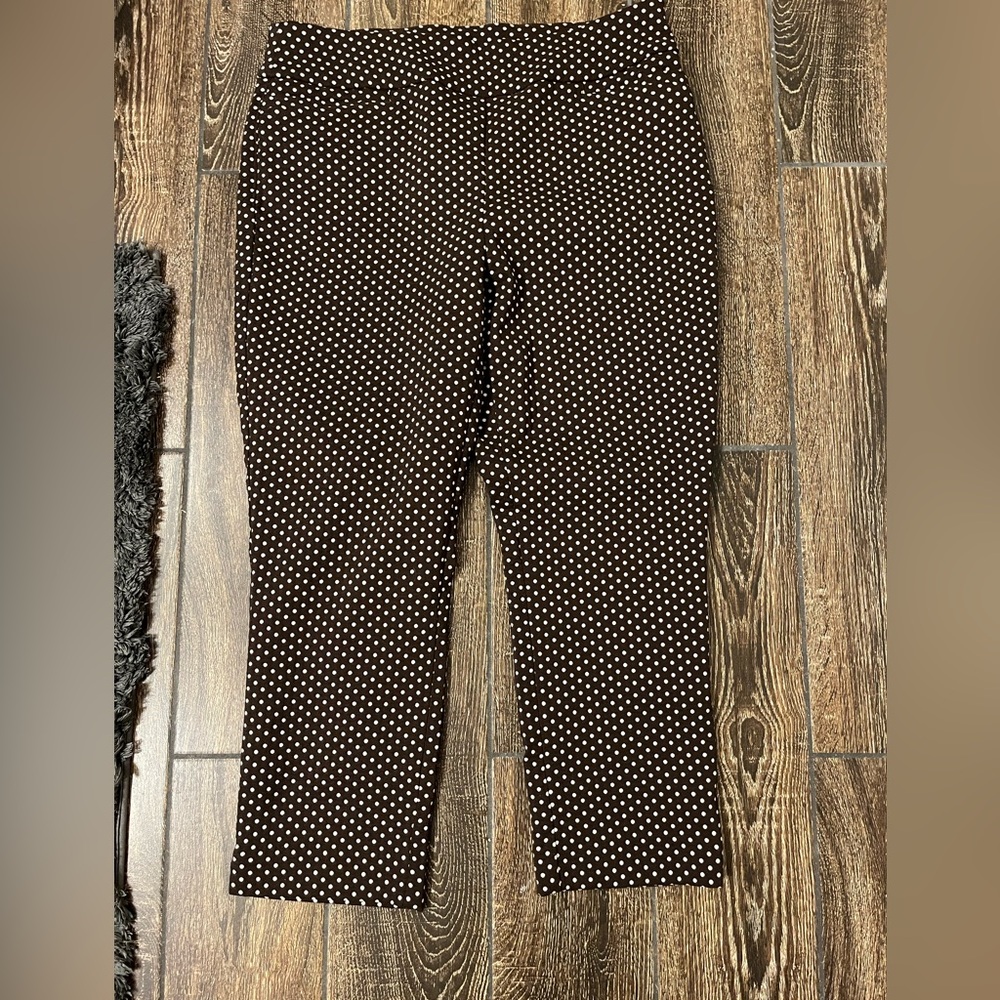 Chico’s Size 2 Fabulously Slimming polka dot Perfect Stretch crop pants